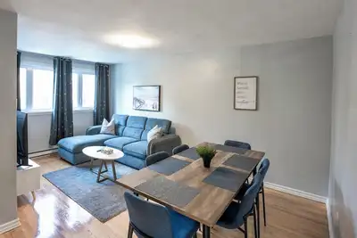 Image de 3br 6Beds 5min Walk distance to Metro, Free Parking, next to Place Bell Ac