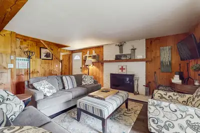 Image de Cozy lower unit duplex, close to Mt Snow w/ hot tub, fireplace, kitchen, w/d