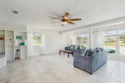 Image de Cozy home with washer and dryer, internet, and prime location