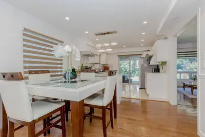 Image de 3-bedroom Bright & Beautiful house near downtown Mississauga