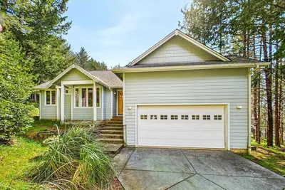 Image de Coastal Canopy-Secluded home with ocean view and jetted tub. Sleeps 6