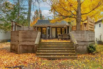 Image de Cozy Cabin with Hot Tub and Fire Pit