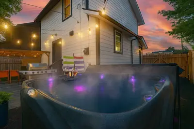 Image de The Play Haus! Hot Tub-Game Room-Firepit-Families