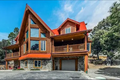 Image de The Log Out Lodge, formerly Heaven's Peak, is a 5-bedroom cabin near Midtown