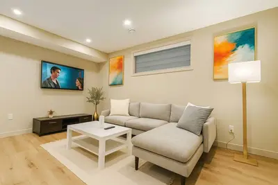 Image de Cozy 2 Bedrooms • 1 Bathroom • Sleeps 4 • Private Walkout Basement Suite