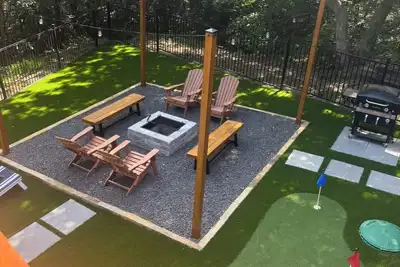 Image de Beautiful Cabin with a ton of amenities! 5 minute walk to the lake!