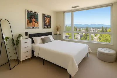 Image de 2-bedroom Penthouse in Downtown Bellevue with Ac + WiFi +Free parking