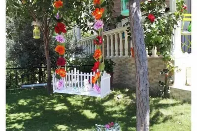 Image de Soak up the summer in our home