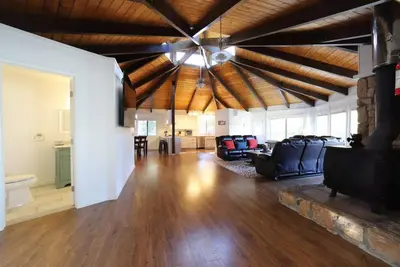 Image de Outdoor Deck• Air Hockey/Pool Table • Fireplace • Grill