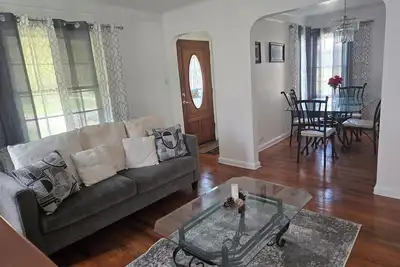 Image de Chic City Charm Meets Comfort – Loaded with Amenities, A Great Family Getaway