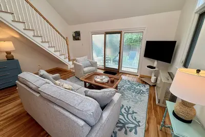 Image de Modern Ocean Edge Townhome | King Loft + Optional Pool Passes