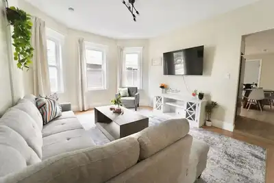 Image de Spacious 4bdr/2ba- Walk to T-Station- Minutes to Boston