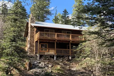 Image de Beautiful log cabin high above the Rio Ruidoso River. The Log & Order Cabin.