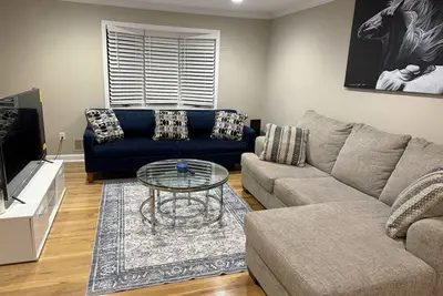 Image de 3-bedroom cozy home  in wonderful Selden, Great location close to all.