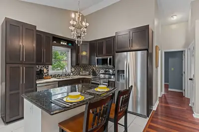 Image de Cheryl House - We Love Doggies - Mid Town Location