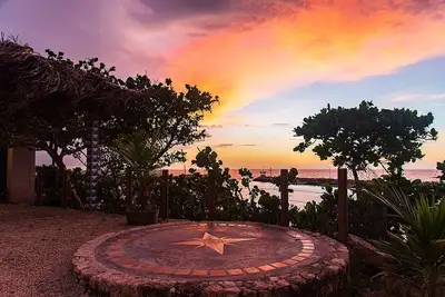 Image de 4 bedrooms in an oceanfront garden with pool and kitchenette.