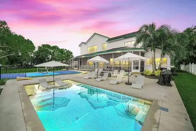 Image de 6br Lakefront Home w/ Pool, Pickleball, & More!