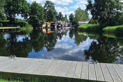 Image de Maison de vacances 'Au bord de l'eau, Maison de Bateau' avec terrasse privée
