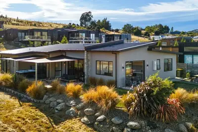 Image de Lake & Mountain View Escape – 4br + Private Studio with Outdoor Spa