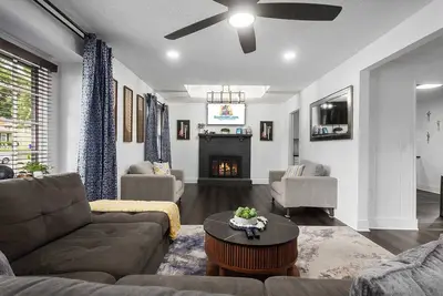 Image de Great Large Home|Fenced Yard|Sleeps11|King Beds