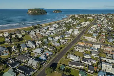 Image de Ocean Oasis – Modern 4br Beach Home with Spa, Deck & Prime Location