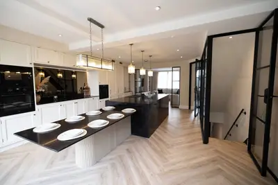 Image de The Oak Dene is a beautifully designed retreat in High Lane that blends sophisticated style with everyday comfort. Finished to an exceptional standard  and a calm neutral palette that creates a sense of modern elegance from the moment you walk in.