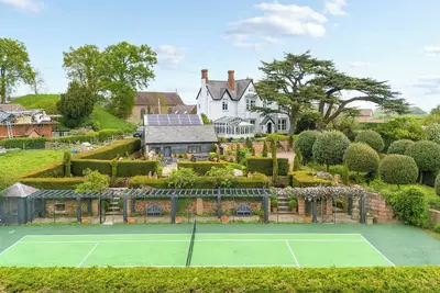 Image de A luxurious and beautifully restored Victorian Rectory nestled in the heart of Shropshire’s stunning countryside. Perfect for family gatherings, celebrations, or a peaceful retreat, this elegant estate sleeps up to 14+5  guests.