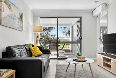Image de Stylish Rockingham Getaway  2br Coastal Apartment