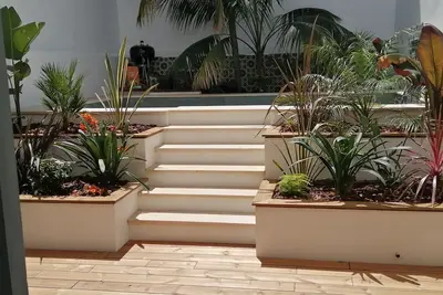 Image de Maison de village Blanc avec piscine en centre ville dans une rue calme.