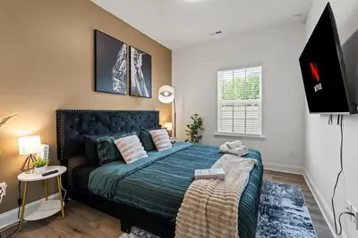 Image de 3br Townhouse | King Bed | Backyard | Steele Creek