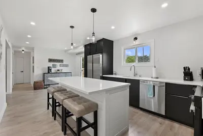 Image de Updated 4-Bedroom • Fenced Yard • Near Downtown!