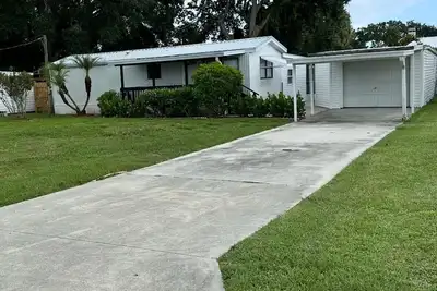 Image de 3-bed, 2-bath waterfront escape directly on canal w/ boat access to Lake O