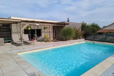 Image de Maison de vacances raffinée avec terrasse et piscine partagée