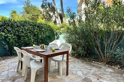 Image de Charmant T2 avec terrasse et parking privé au port de Hyères