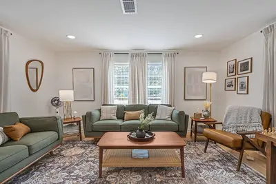 Image de Thoughtful Stone Cottage Walk to Georgetown Square, Family-Friendly & Ev Ready