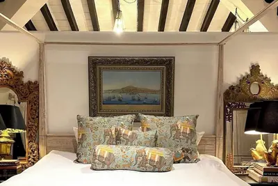 Image de Artist Cliffside Home with private beach access and cabana and two cats.