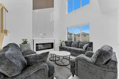 Image de 3 Bedrooms and 2 full washrooms Luxury Home close to all Amenity