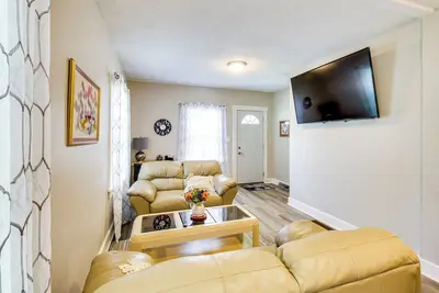 1 Mi to K-State Campus: Central Manhattan Home