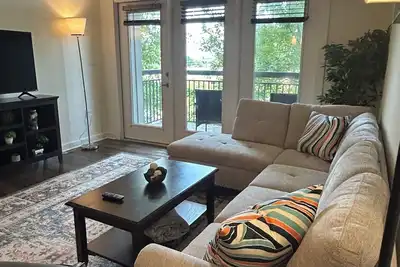 Image de Spacious 2-Bedroom Apt, 5 minutes to Uptown