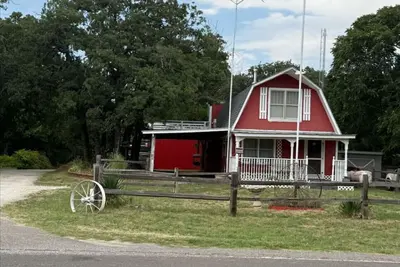 Image de Red Barn close to lake