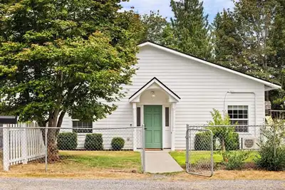 Image de This cottage offers a spacious layout ideal for relaxing or working remotely.