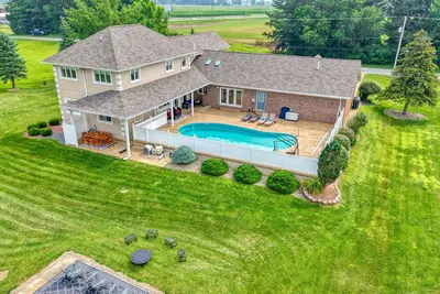 Image de 5000+ Sq Ft retreat w/ pool, tanning bed, and gym near Cedar Point and Lake Erie