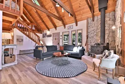 Image de Cozy Chic Chalet - Enchanting Family Retreat w/Hot Tub & Surprises! Dog Friendly