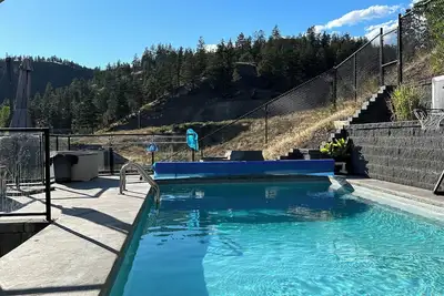 Image de Kelowna winter getaway on Knox Mountain minutes from downtown.