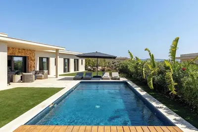 Image de Faro Luxury Home with Heated Pool and Garden
