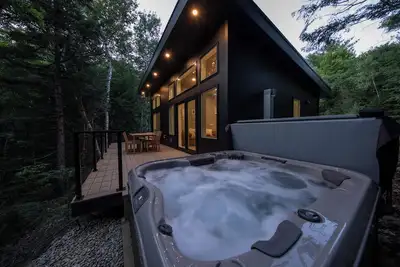 Image de Luxe Cozy Spa Cabin w/ Hot Tub, Sauna, Fireplace, 10 mins to Sunday River