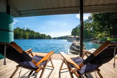 Image de Cedar Cove on Lake Keowee!