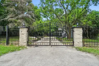 Image de 4-bedroom house  fencin and pivte gate