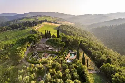 Image de Villa à Badia A Passignano avec 6 chambres à coucher, 14 couchages