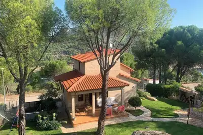 Image de The Brick House. Ideal for families with garden and swimming pool.